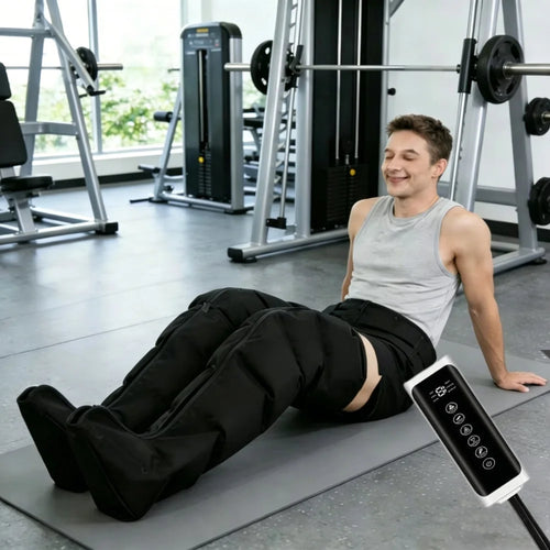 Homme allongé utilisant des bottes de compression pour les jambes