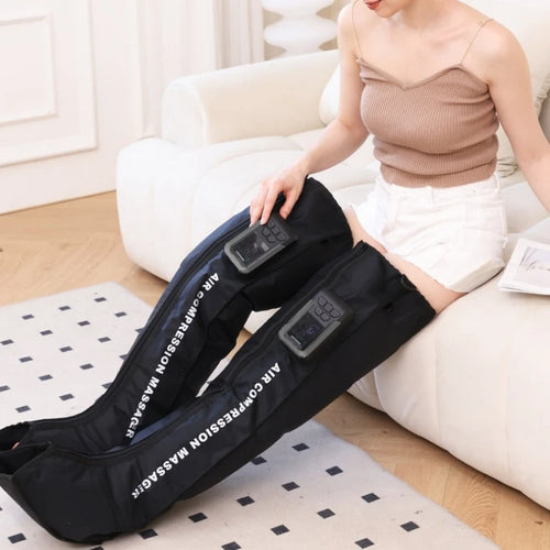 Bottes de compression séquentielle noires portées sur un canapé